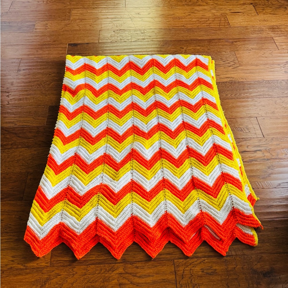 Vibrant Zigzag Crochet Blanket‎
